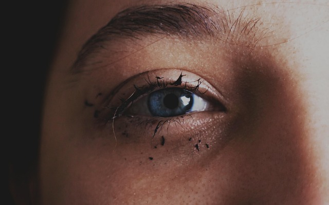 applicazione mascara con pettinino separatore ciglia