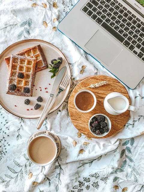 flatlay creativo con prodotti trucco e fiori secchi composizione