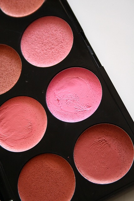 applicazione blush sugli zigomi con pennello angolato
