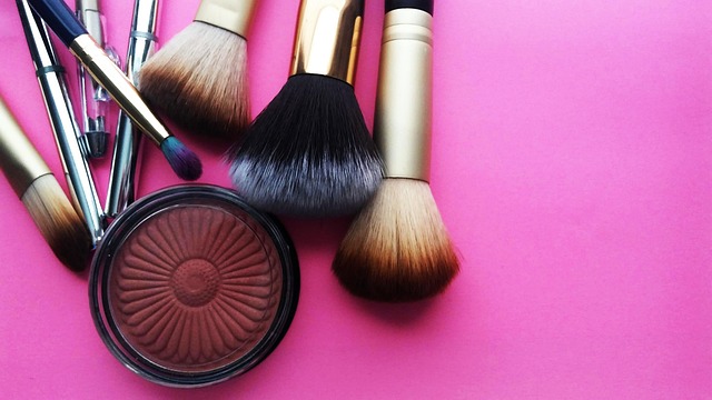 blush e illuminanti palette compatta toni pesca e oro rosa